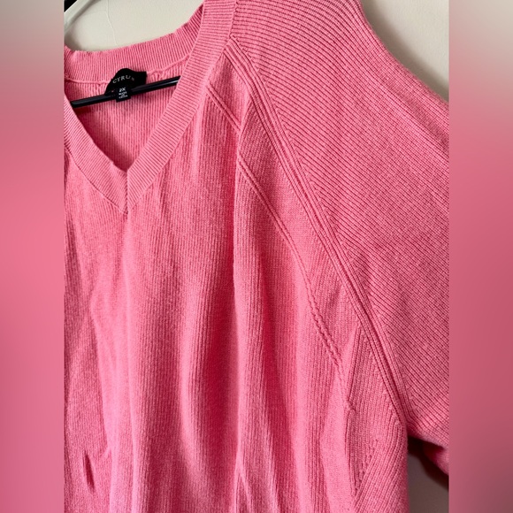 Cyrus Pink V-Neck Sweater Lightweight Knit - Picture 2 of 3